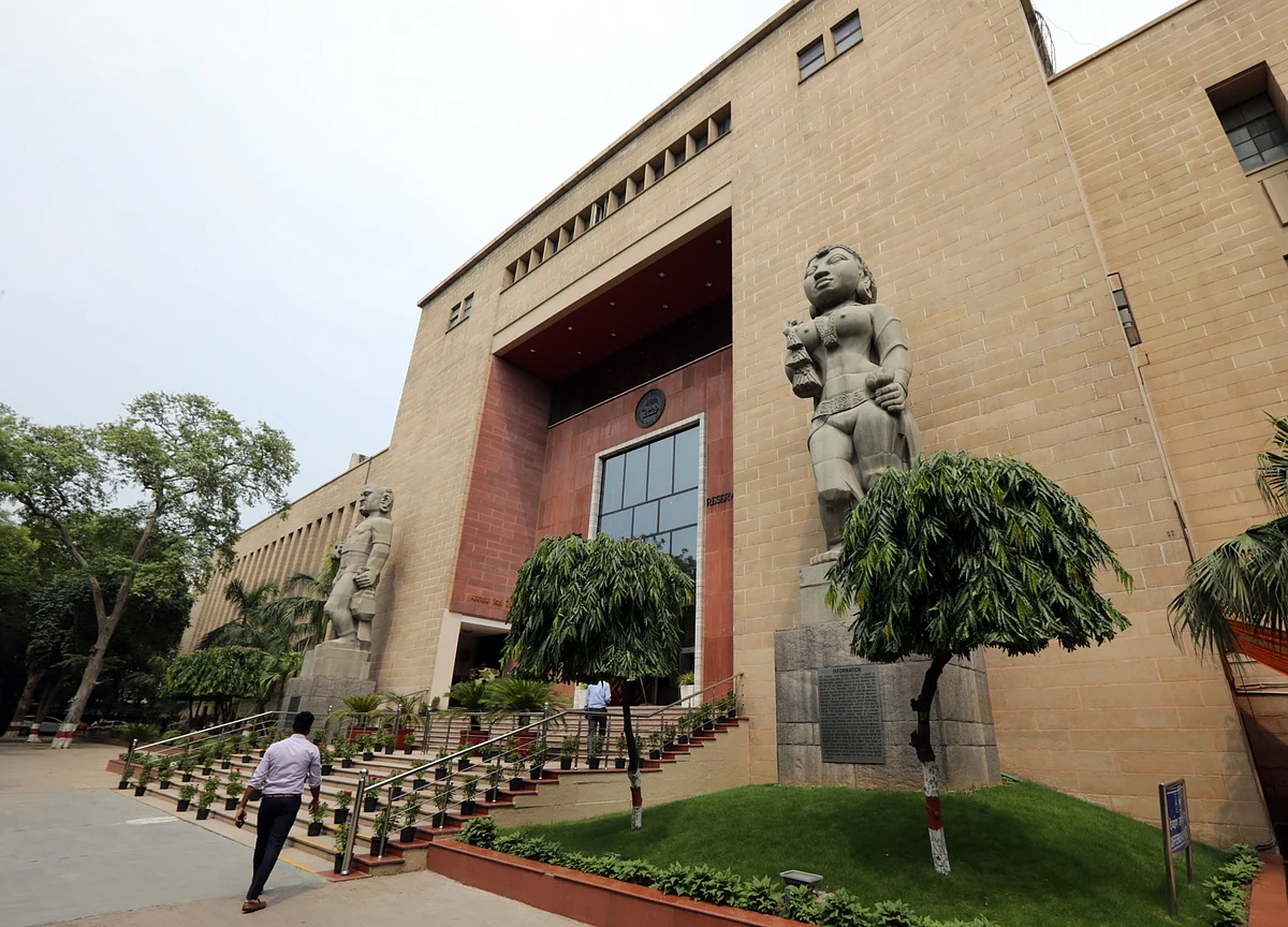RBI Working Group Suggests Allowing Large NBFCs To Convert Into Banks