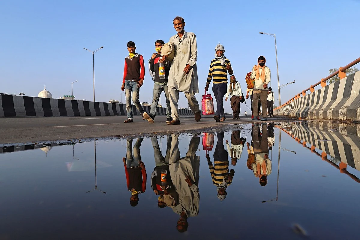 Migrant workers and their families during lockdown, New Delhi, March. (Photo: Anindito Mukherjee/Bloomberg)
