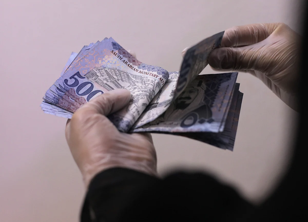 Saudi Arabia Raises Minimum Wage for Citizens by 33%