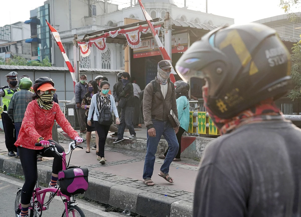 Indonesia’s Jobless Rate Surges to Nine-Year High Amid Recession