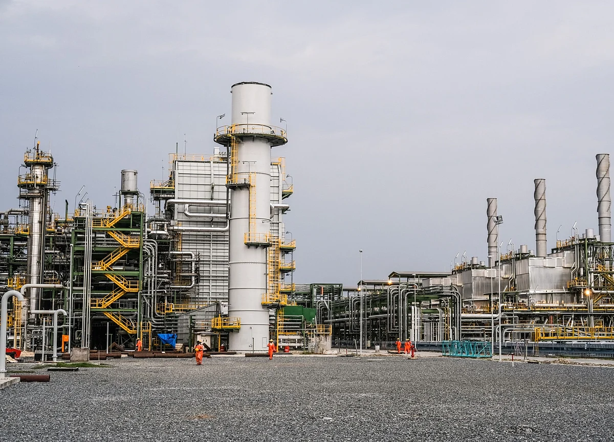 Biggest African Economy Now In Recession as Oil Output Drops
