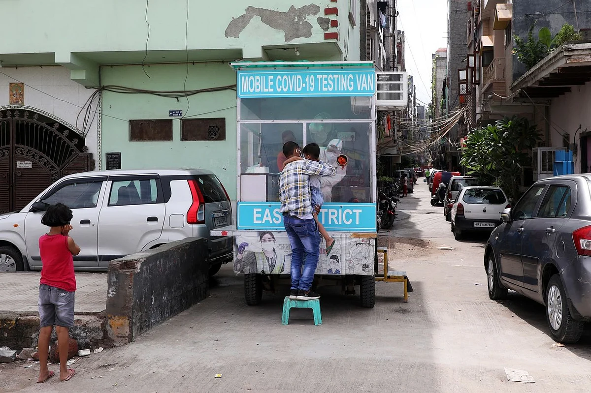Covid-19 mobile testing vehicle in New Delhi. (Photo: T. Narayan/Bloomberg)
