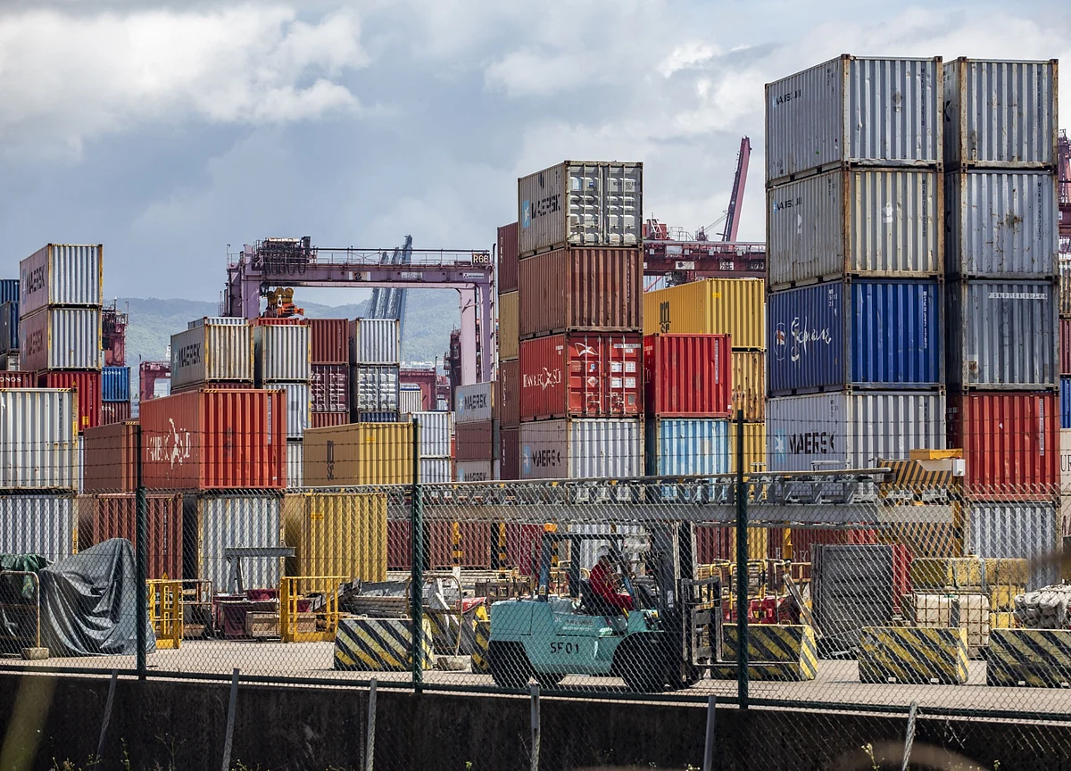 Chinese Exports Growth Accelerates in October, Imports Rise