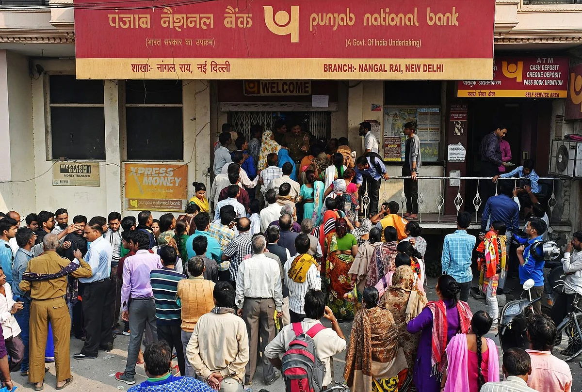 People queuing in New Delhi to exchange old currency notes, 2016. (Photo: Anindito Mukherjee/Bloomberg)