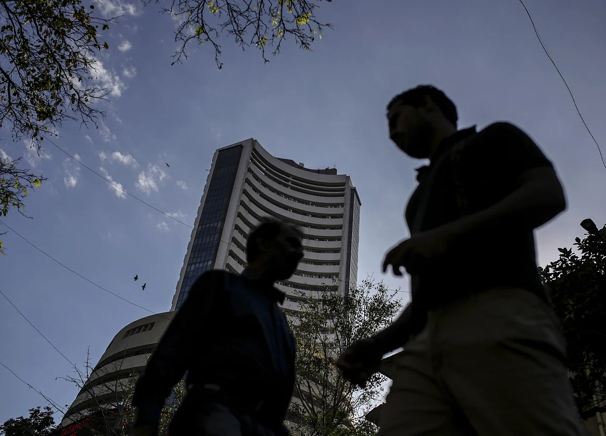 Indian Stocks Snap Record-Breaking Rally on Virus Jitters