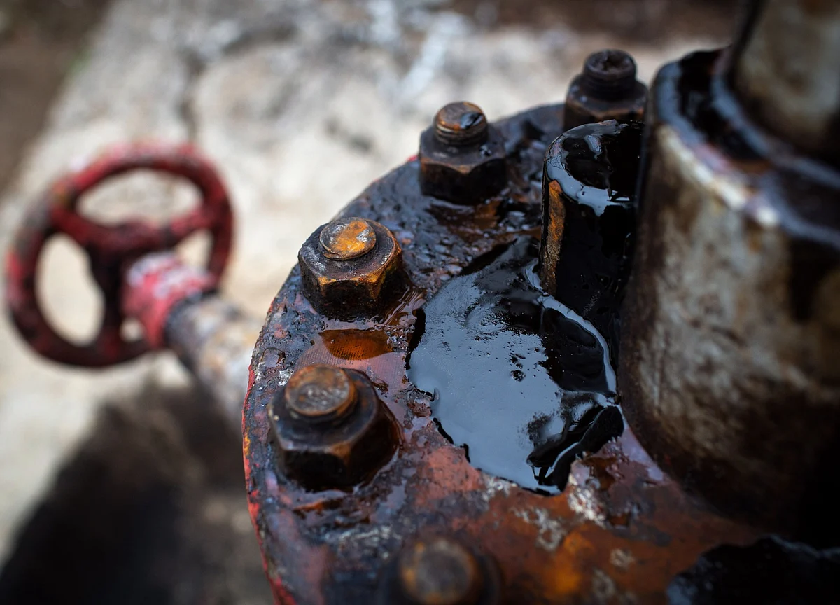 Oil Rises for Third Straight Week on Covid-19 Vaccine Optimism
