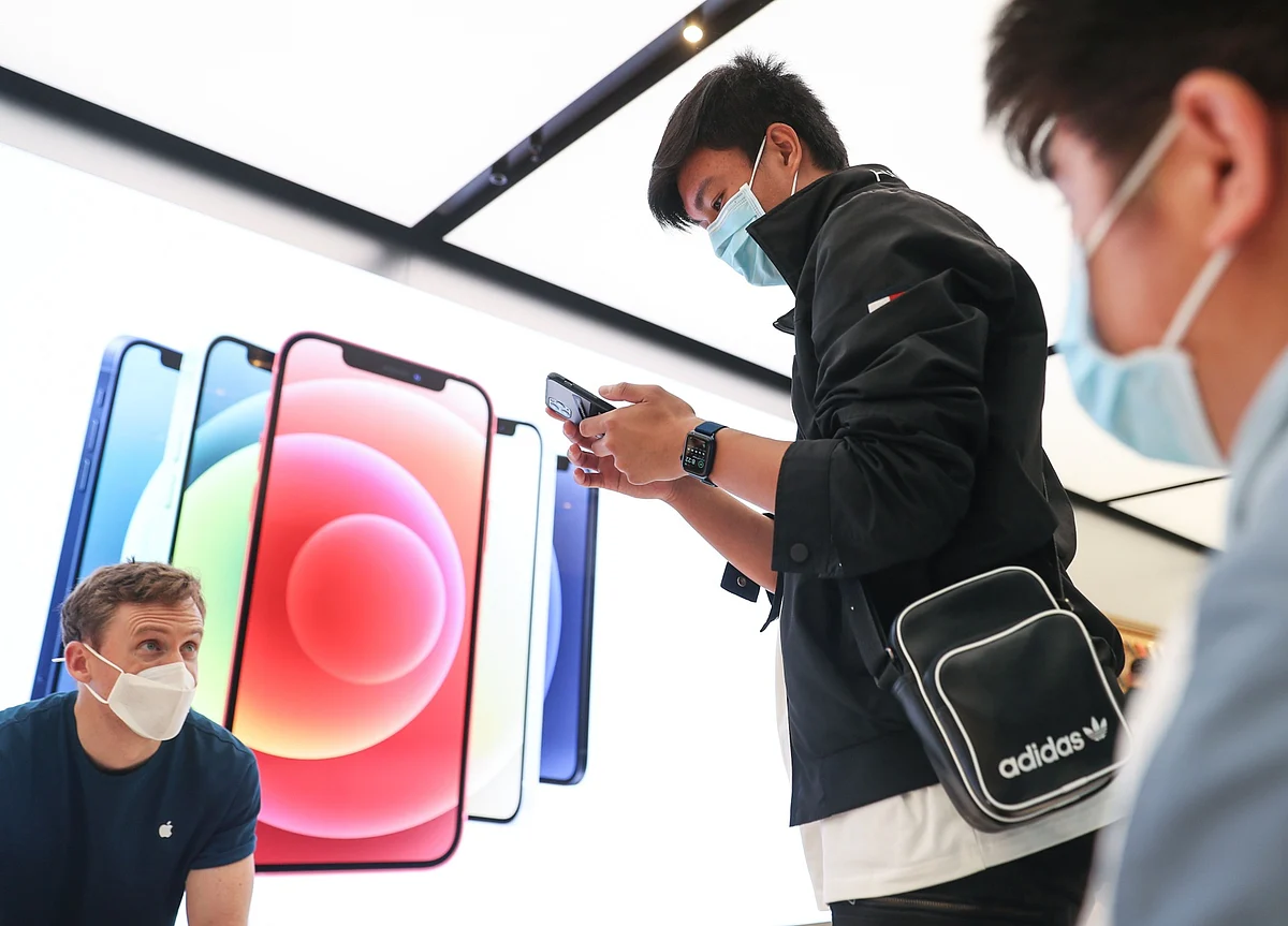 Apple Defends Delay of Privacy Feature, Slams Facebook