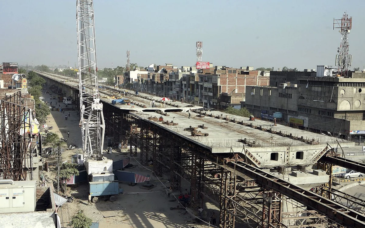 Construction work on National Highway 1, Amritsar, 2009. (Photo: Pankaj Nangia/Bloomberg News)