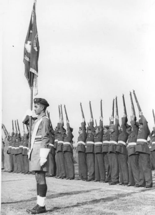 (Photo Courtesy: <a href="http://www.merepix.com/2013/01/india-first-republic-day-celebrations-jan-26-1950-photos.html">Mere Pix</a>) 