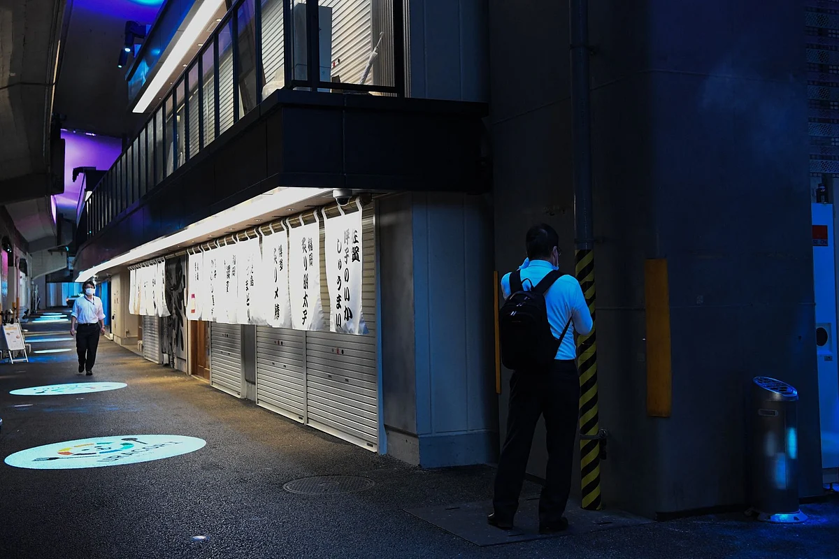 Izakaya bars remained shuttered in the Shimbashi district of Tokyo on May 29. Photographer: Noriko Hayashi/Bloomberg 