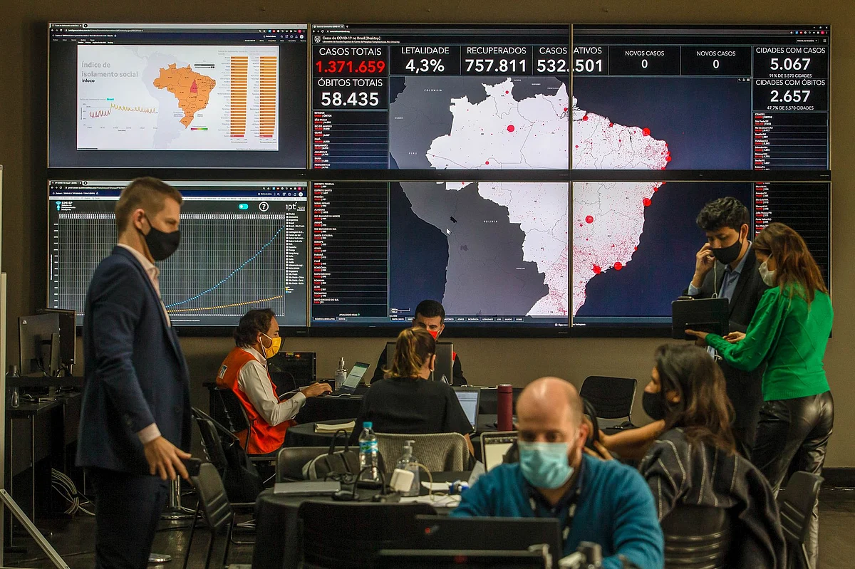 A Brazilian government crisis management center in São Paulo on June 30. Telecom firms have provided the government with data to help monitor the population to stop the spread of the virus. Photographer: Jonne Roriz/Bloomberg 