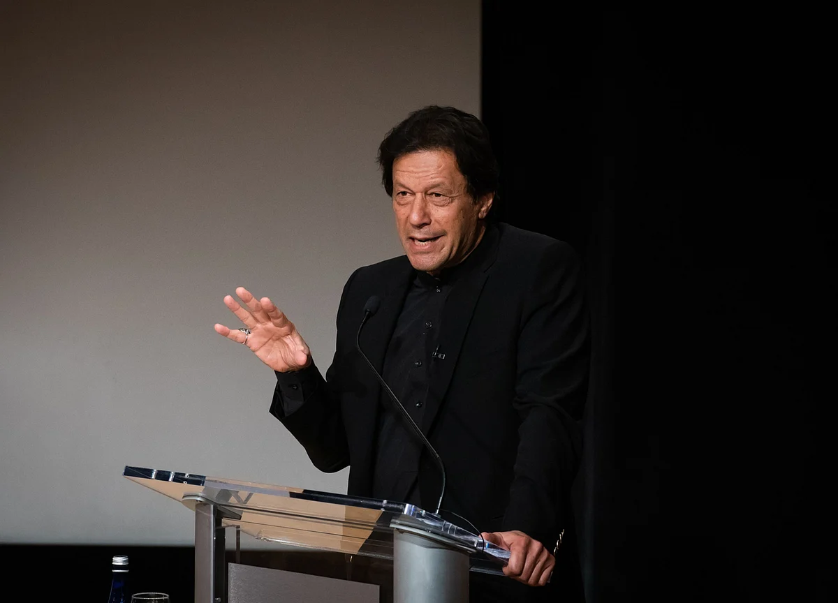 Army Backing Vital for Khan to Survive Pakistan Confidence Vote