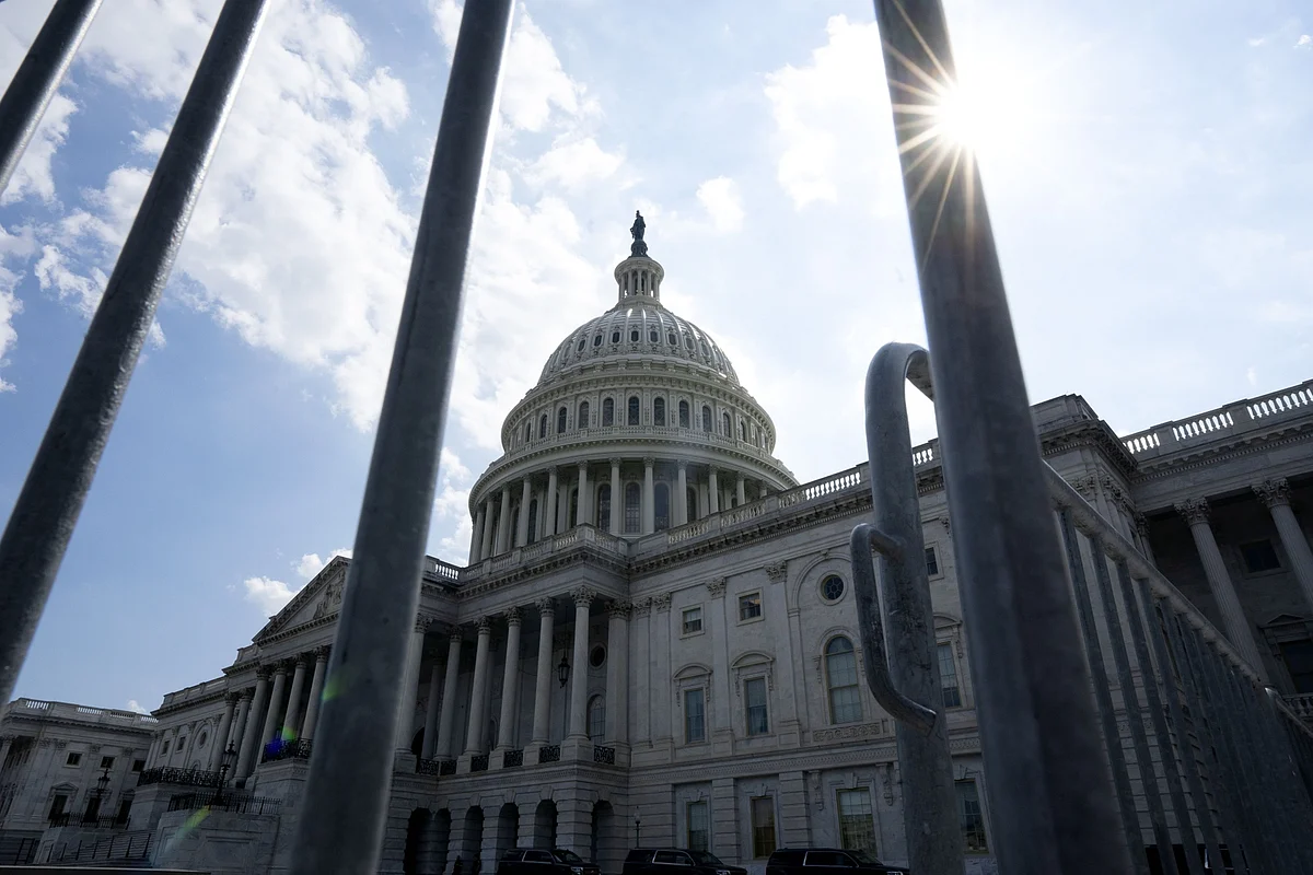 Senior Democrat Backs Consensus Virus Aid Bill: Congress Update