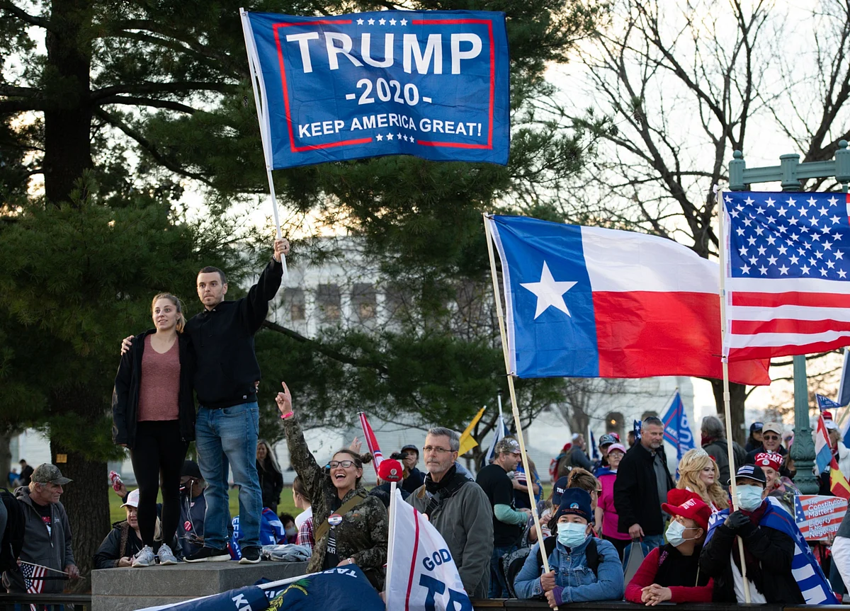 Trump Flies Over Demonstrators Gathered Near White House