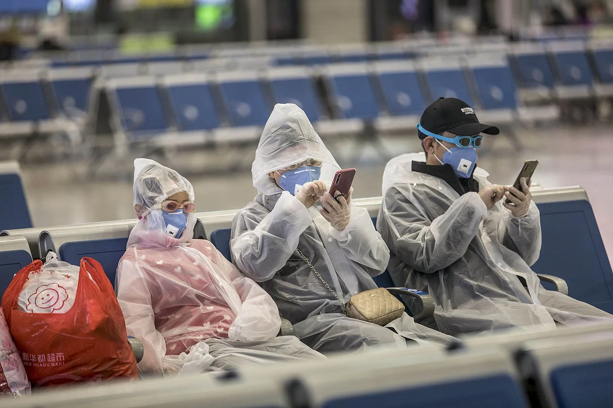 A family waits for their high-speed train at the Hongqiao railway station in Shanghai on Feb. 11. Photographer: Qilai Shen/Bloomberg 