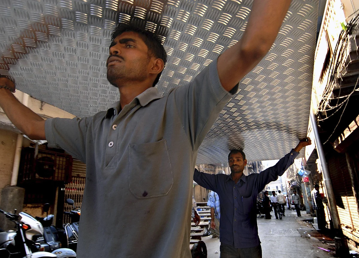 Hindalco Plows On With $947 Million Growth Plan as India Revives