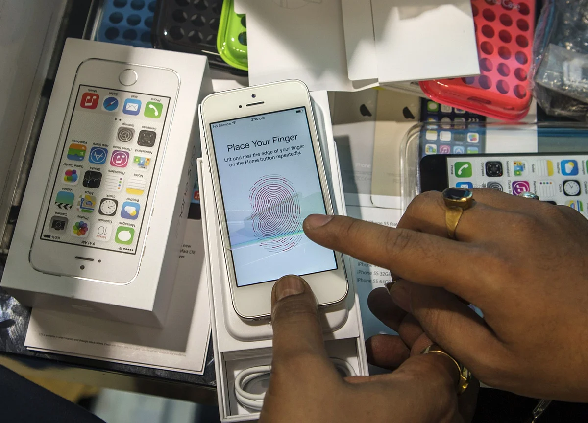 Apple Push Into India Dealt Setback as Protest Turns Violent