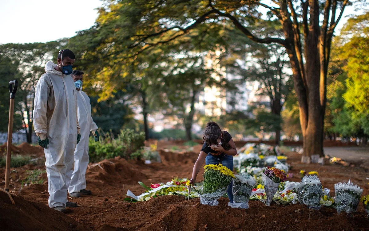 A woman mourns at the Vila Formosa cemetery in São Paulo on April 29. Photographer: Jonne Roriz/Bloomberg