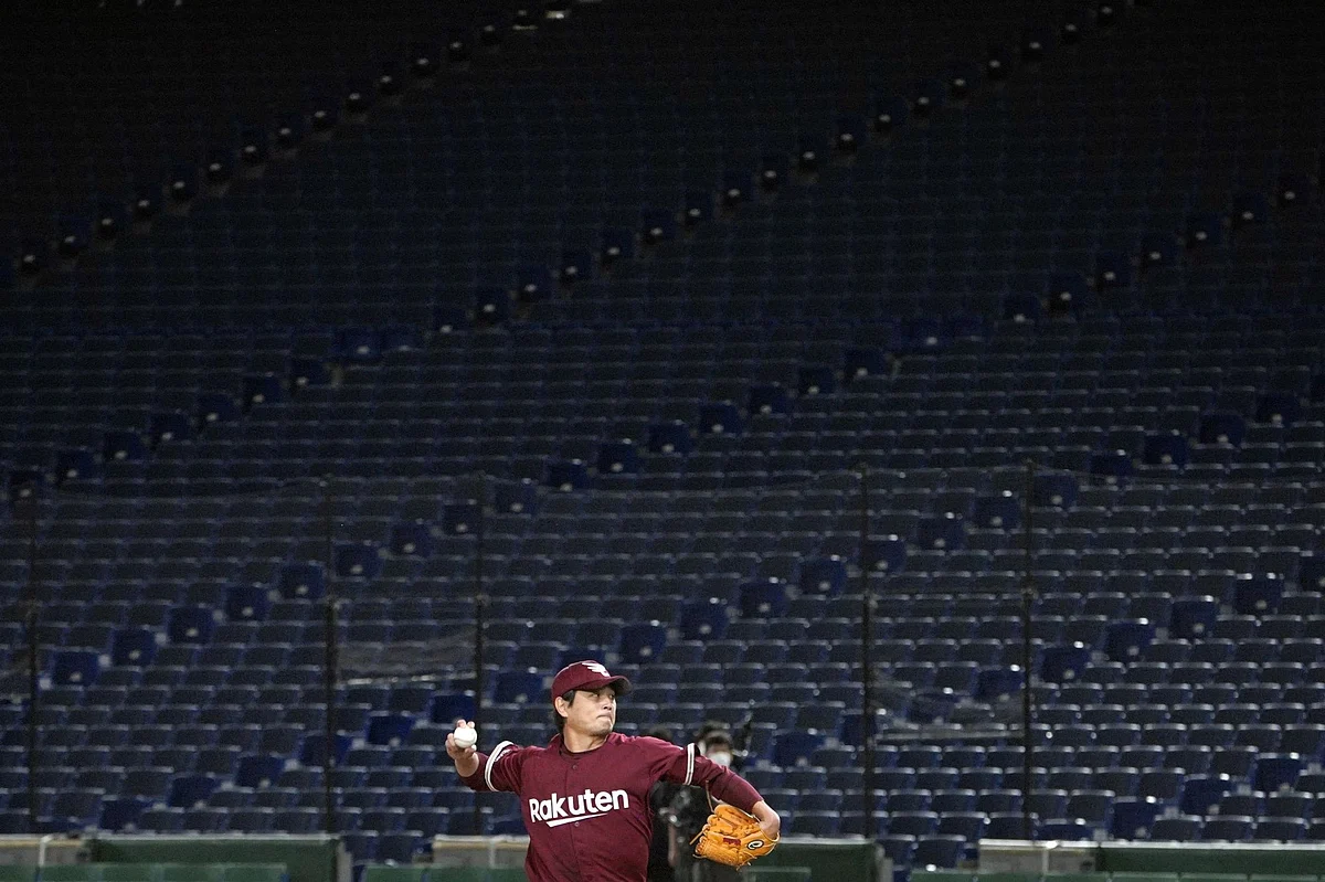 Hideaki Wakui of the Tohoku Rakuten Golden Eagles throws a pitch during a preseason baseball game closed to spectators in Tokyo on March 15. Photographer: Toru Hanai/Bloomberg 