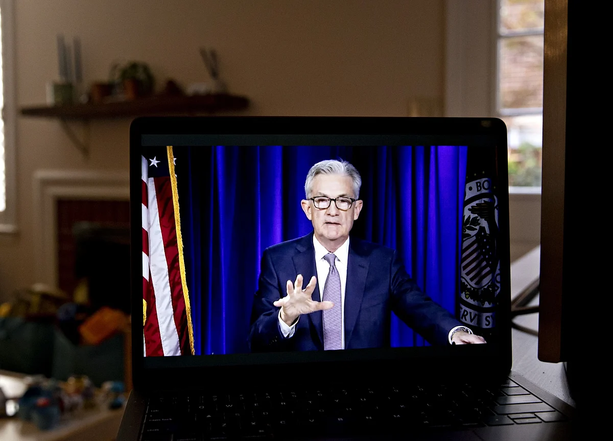 Powell Warns of Pandemic Surge Tempering Vaccine’s Economic Hope