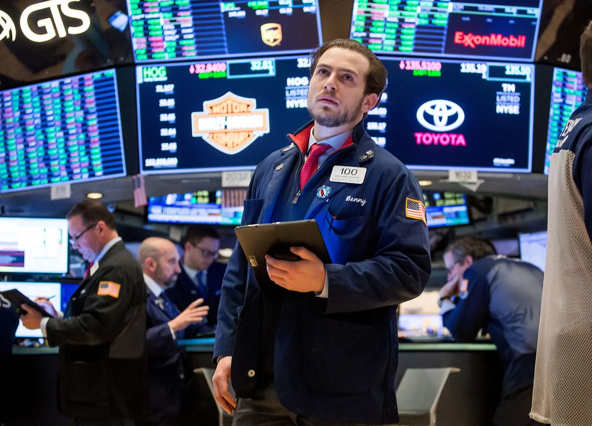 U.S. Stocks Fall for Fourth Day; Dollar Weakens: Markets Wrap