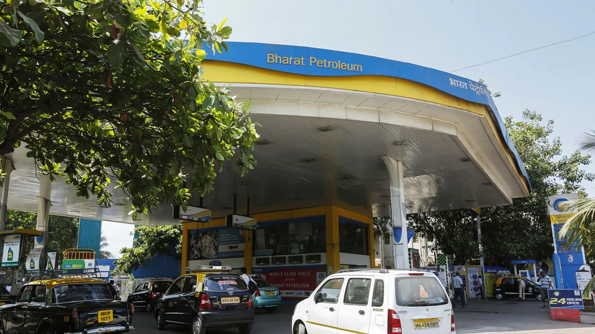 Customers line up to refuel their vehicles at a Bharat Petroleum Corp. gas station in Mumbai, India. (Photographer: Vivek Prakash/Bloomberg)