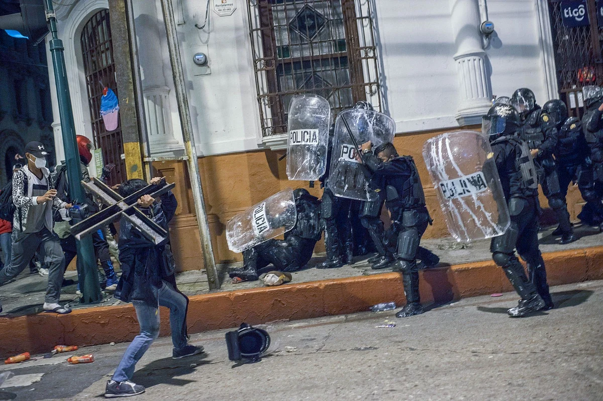 Demonstrators clash with riot police during anti-government protests in Guatemala City’s Central Park on Nov. 28. Photographer: Daniele Volpe/Bloomberg 
