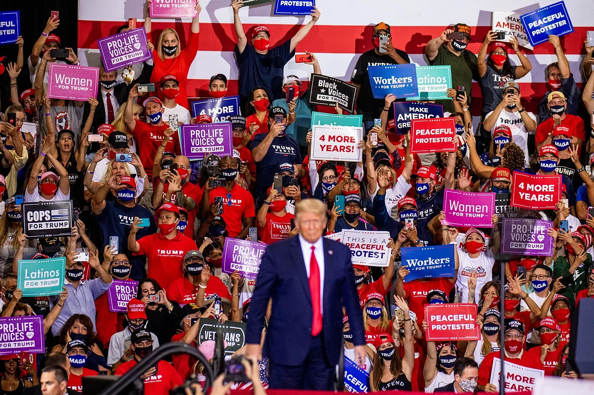 A Trump campaign rally at a warehouse in Henderson, Nevada, on Sept. 13 was held in defiance of state law barring large gatherings. More than 2,500 Nevada residents have died from Covid-19. Photographer: Roger Kisby/Bloomberg 