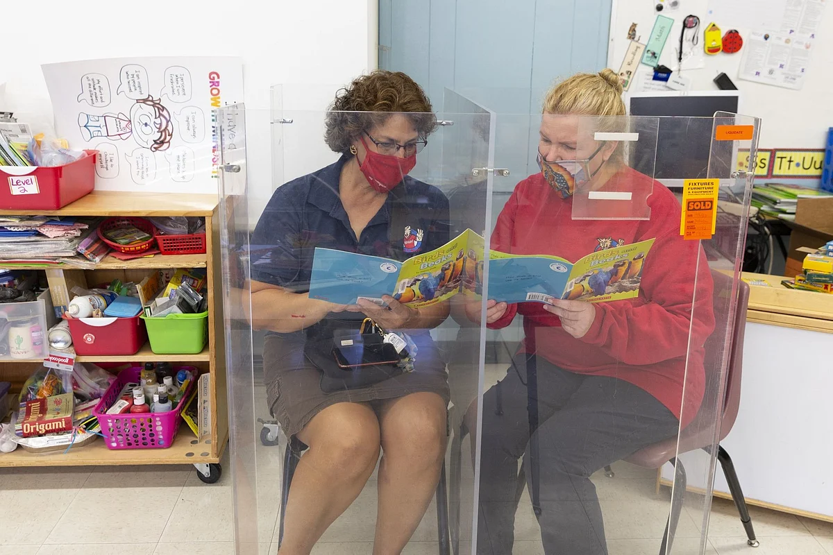 Teachers demonstrate a plexiglass reading corner at an elementary school in Tucson, Arizona, on Aug. 14. Photographer: Cheney Orr/Bloomberg 