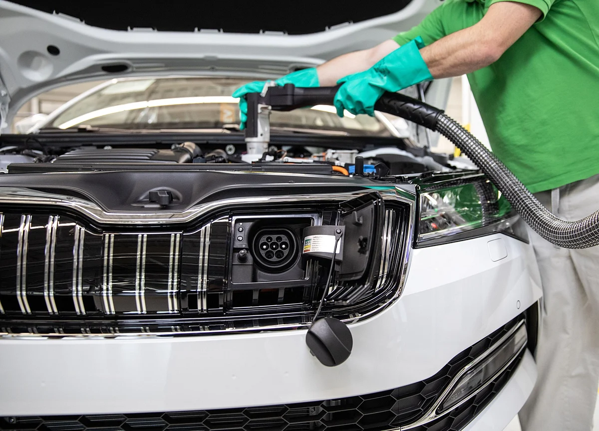 Hybrids Are Quietly Selling Faster Than Fully Electric Cars