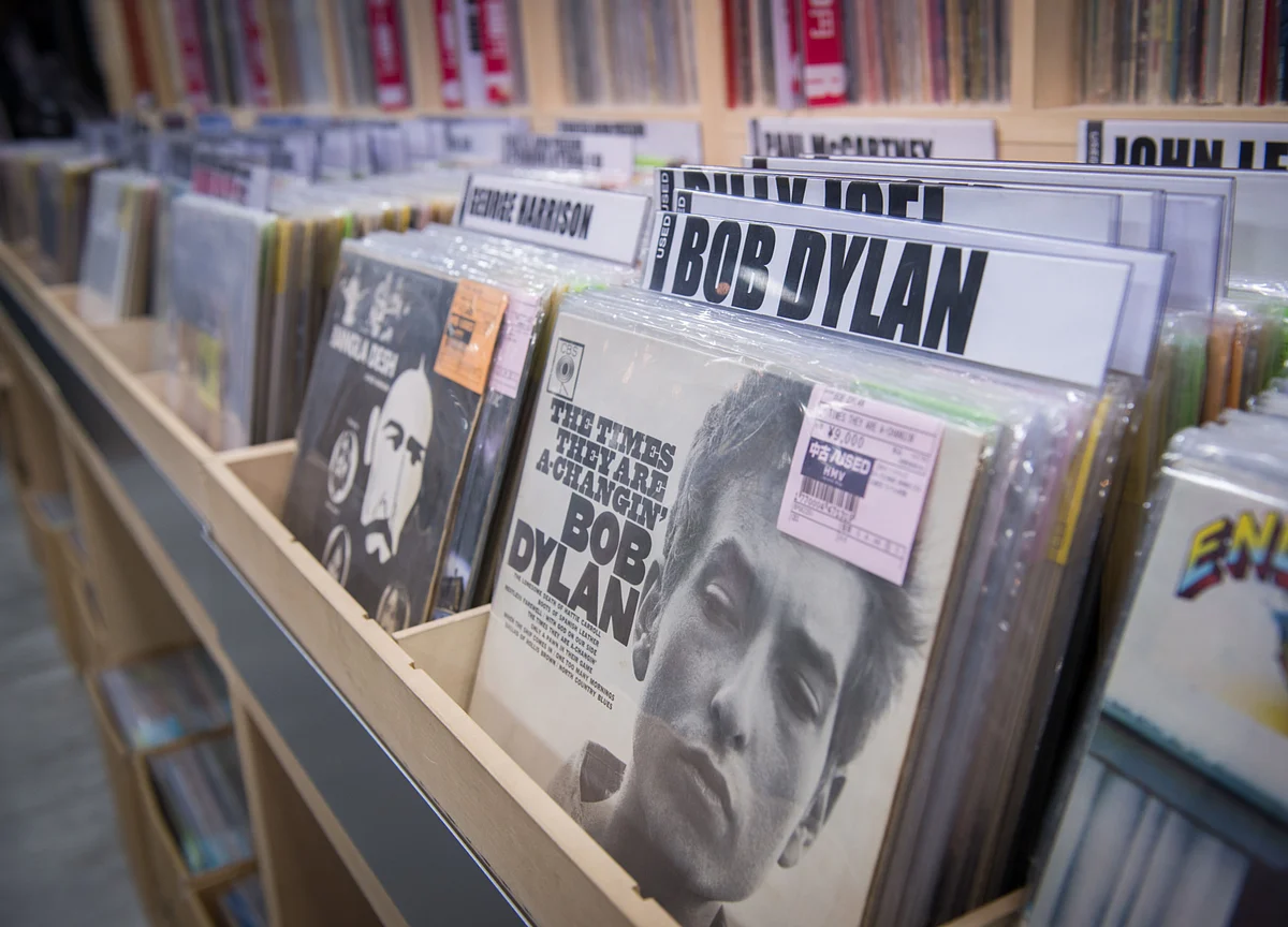 Bob Dylan's Latest Tune Is ‘Hey, Mr. Cash Machine Man’