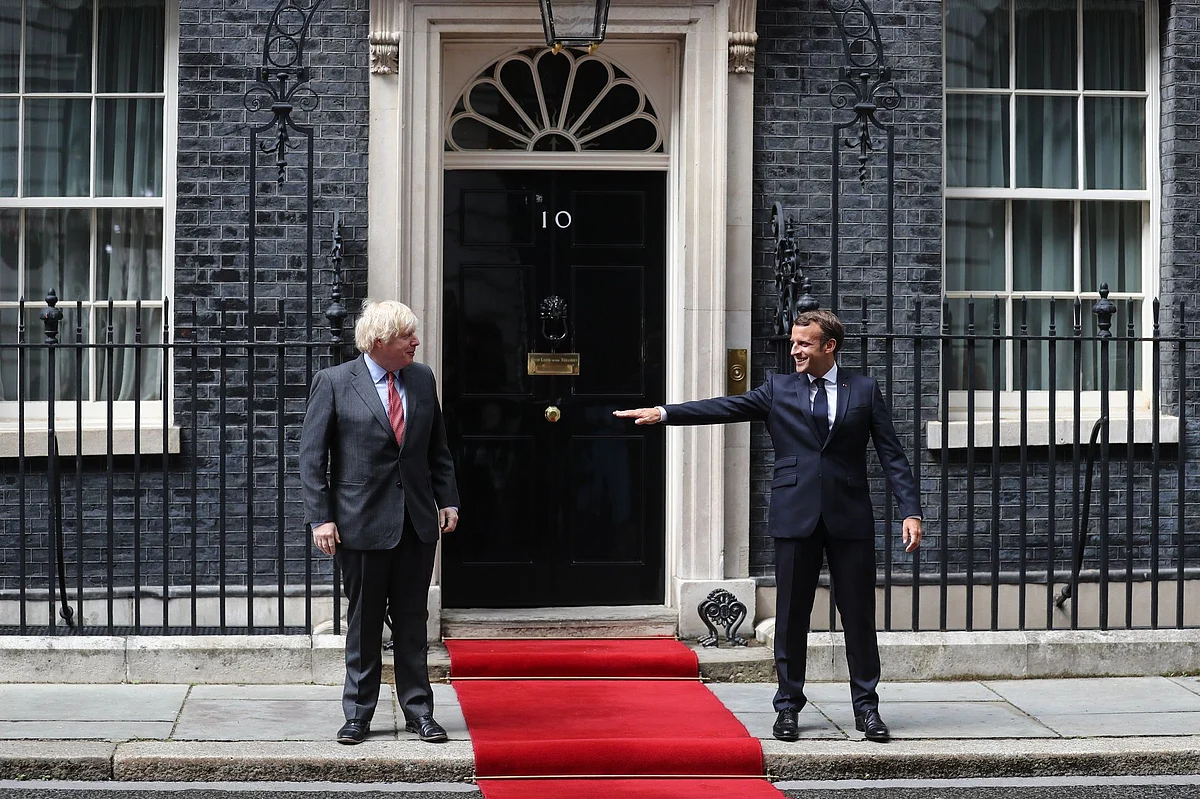 French President Emmanuel Macron keeps a friendly distance from British Prime Minister Boris Johnson in London on June 18. Photographer: Simon Dawson/Bloomberg
