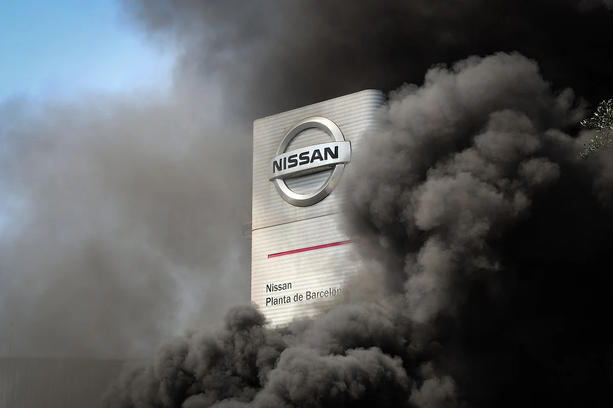 Demonstrators set tires on fire on May 28 outside a Nissan Motor Co. plant slated for closure in Barcelona. Photographer: Angel Garcia/Bloomberg 