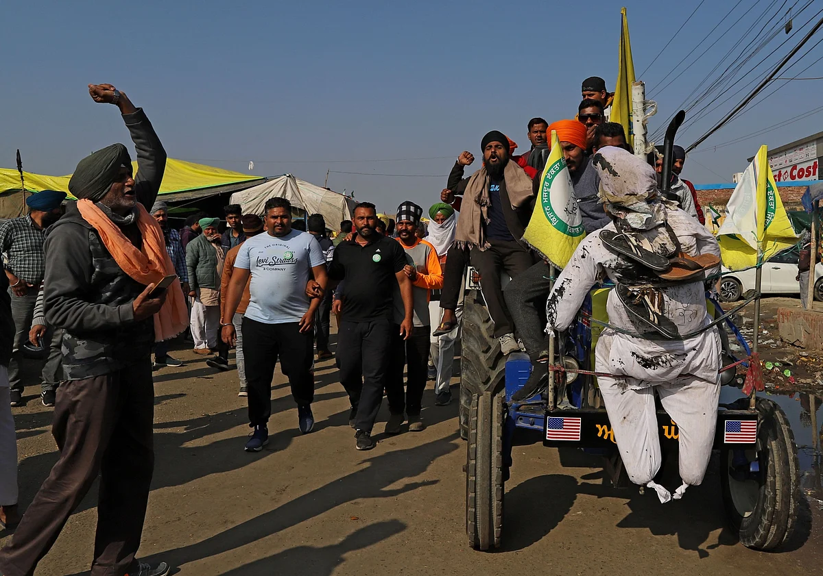 Farmers shout slogans as they make their way through a protest site at a road block on the Delhi-Haryana border crossing in Singhu, Delhi. (Photographer: Prashanth Vishwanathan/Bloomberg)