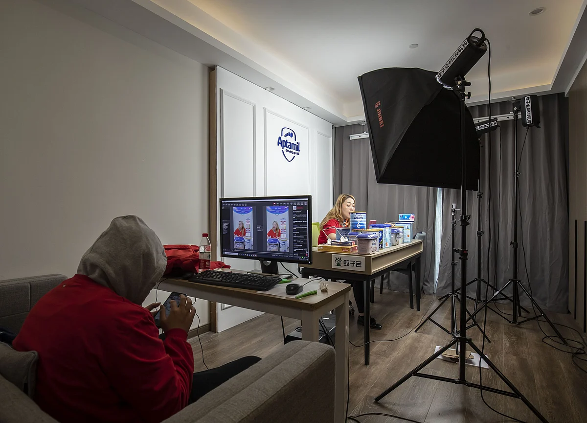 Inside the Cutthroat World of China Mutual Fund Livestreaming