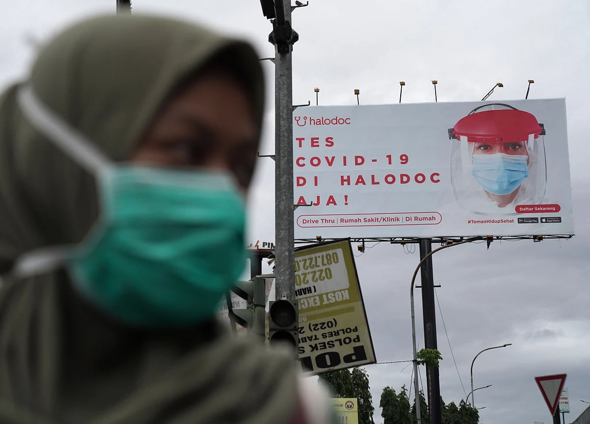 Younger People Get Vaccines First in Indonesia’s Unusual Rollout