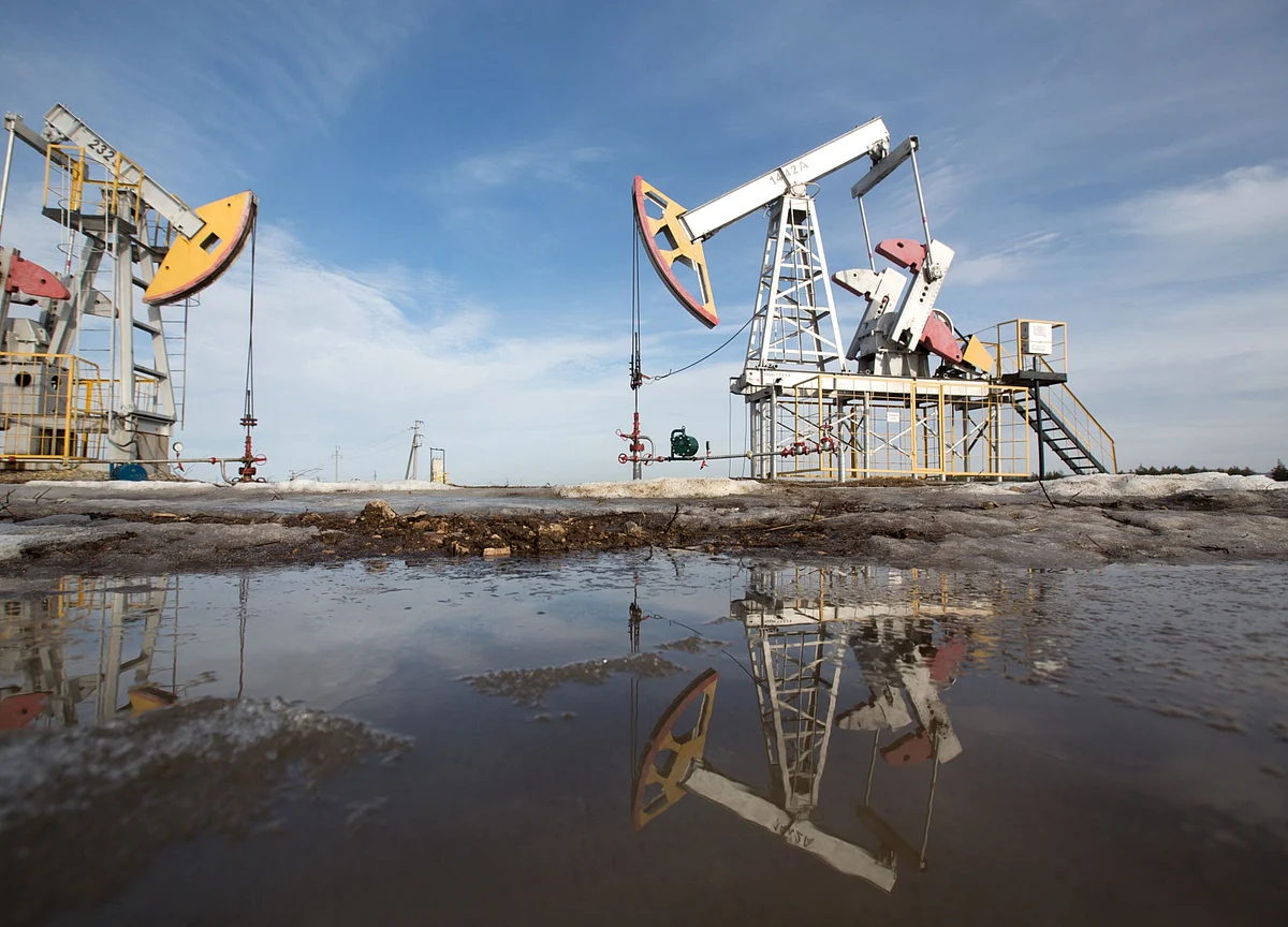 Oil Rises for Fifth Week With OPEC+ Deal Uncertainty in Rearview