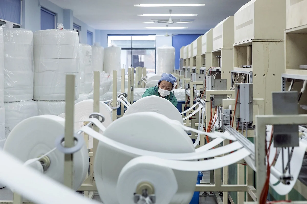 Masks are made at a Dasheng Health Products Manufacturing Co. factory in Shanghai on Jan. 31. Photographer: Qilai Shen/Bloomberg 