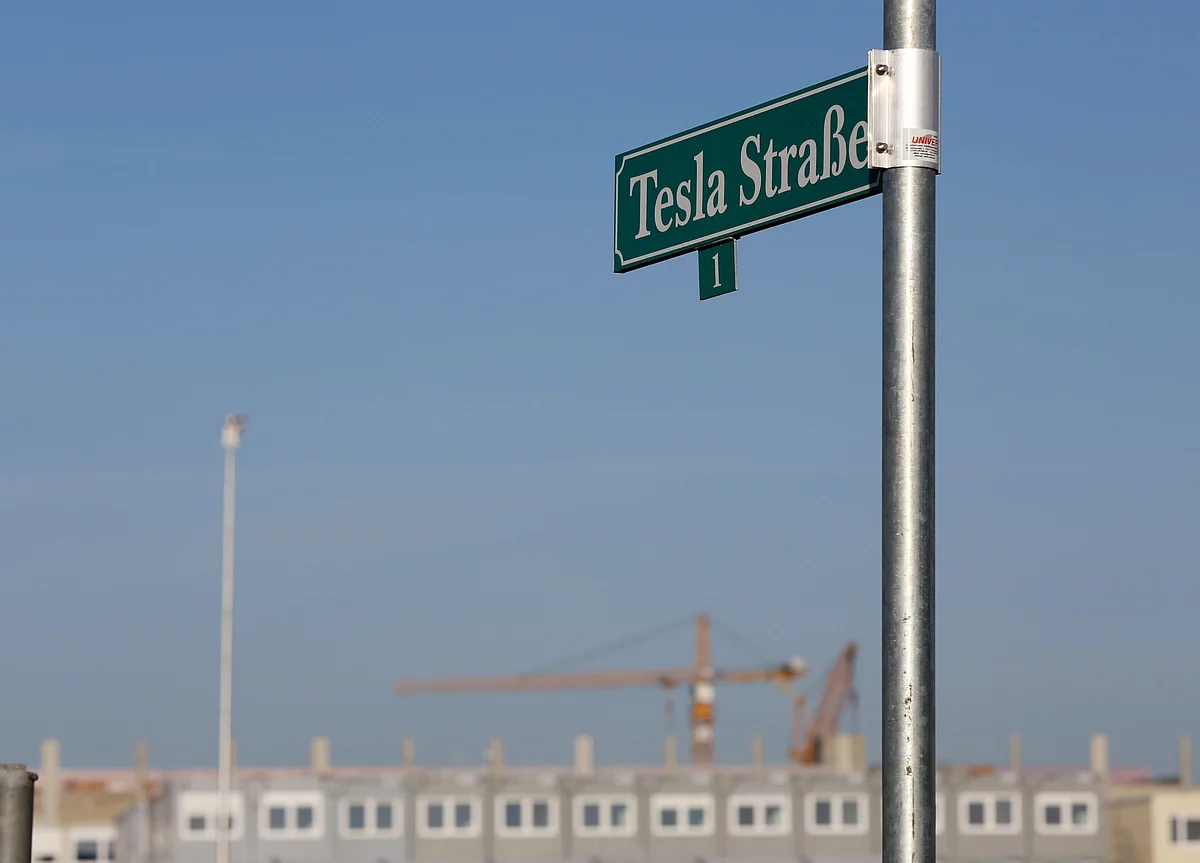 Musk Says It’s ‘Impossible’ to Take Tesla Private, Mulls New IPO