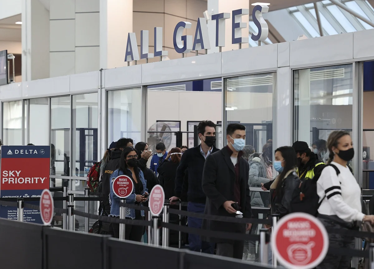 Holiday Surge Prompts New High for Pandemic Air Travel in U.S.
