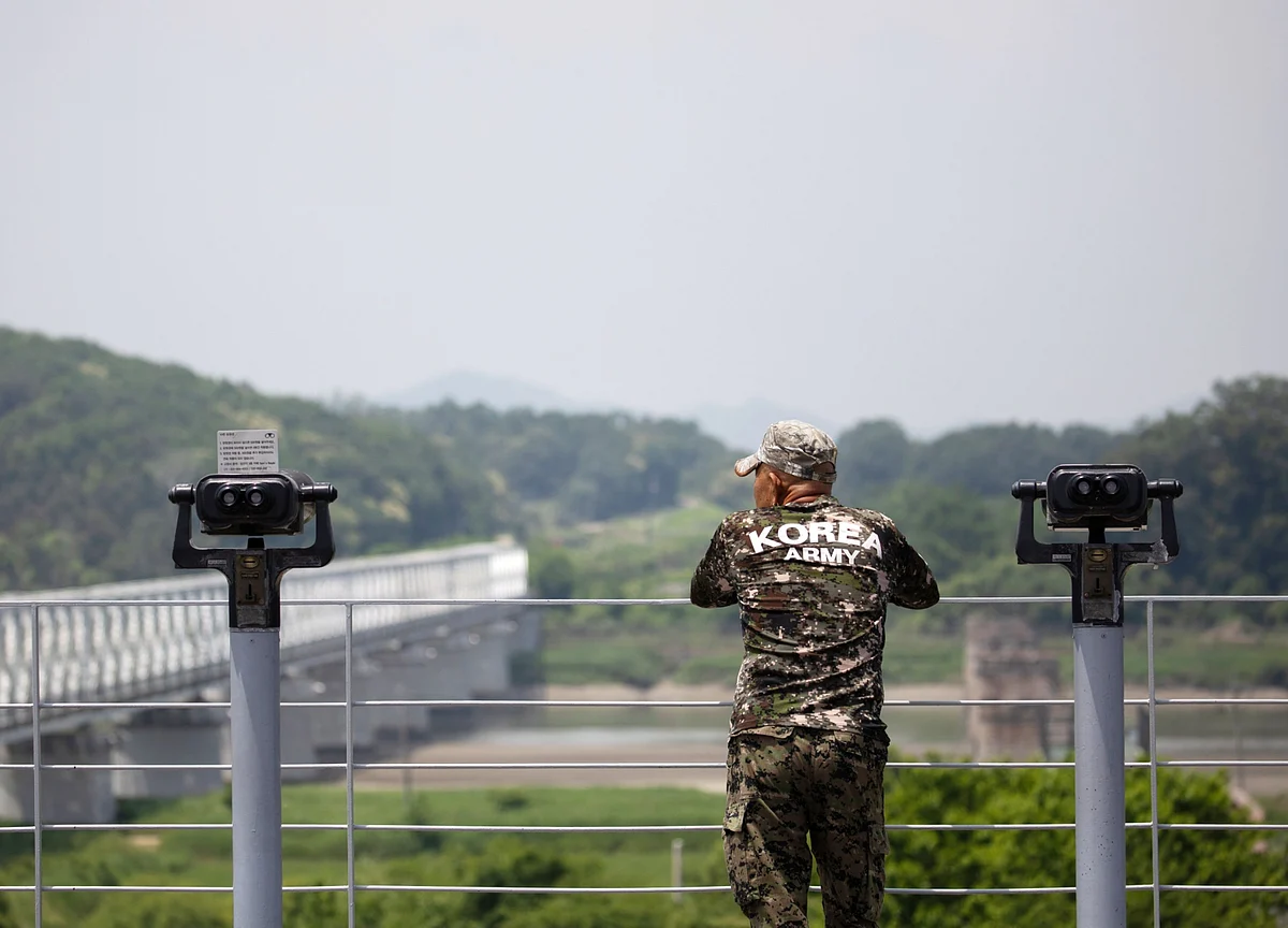 South Korea Criminalizes Sending Anti-Kim Leaflets to North
