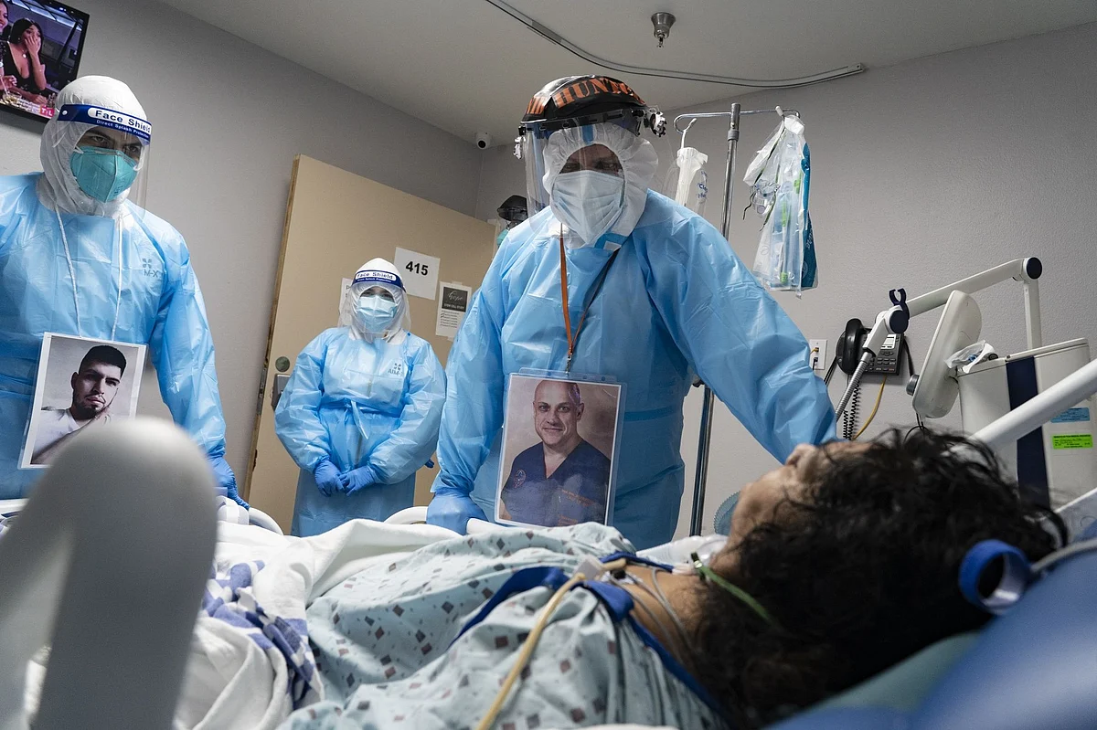 At the United Memorial Medical Center in Houston, medical staff check on a patient in intensive care on Nov. 8. Photographer: Go Nakamura/Bloomberg