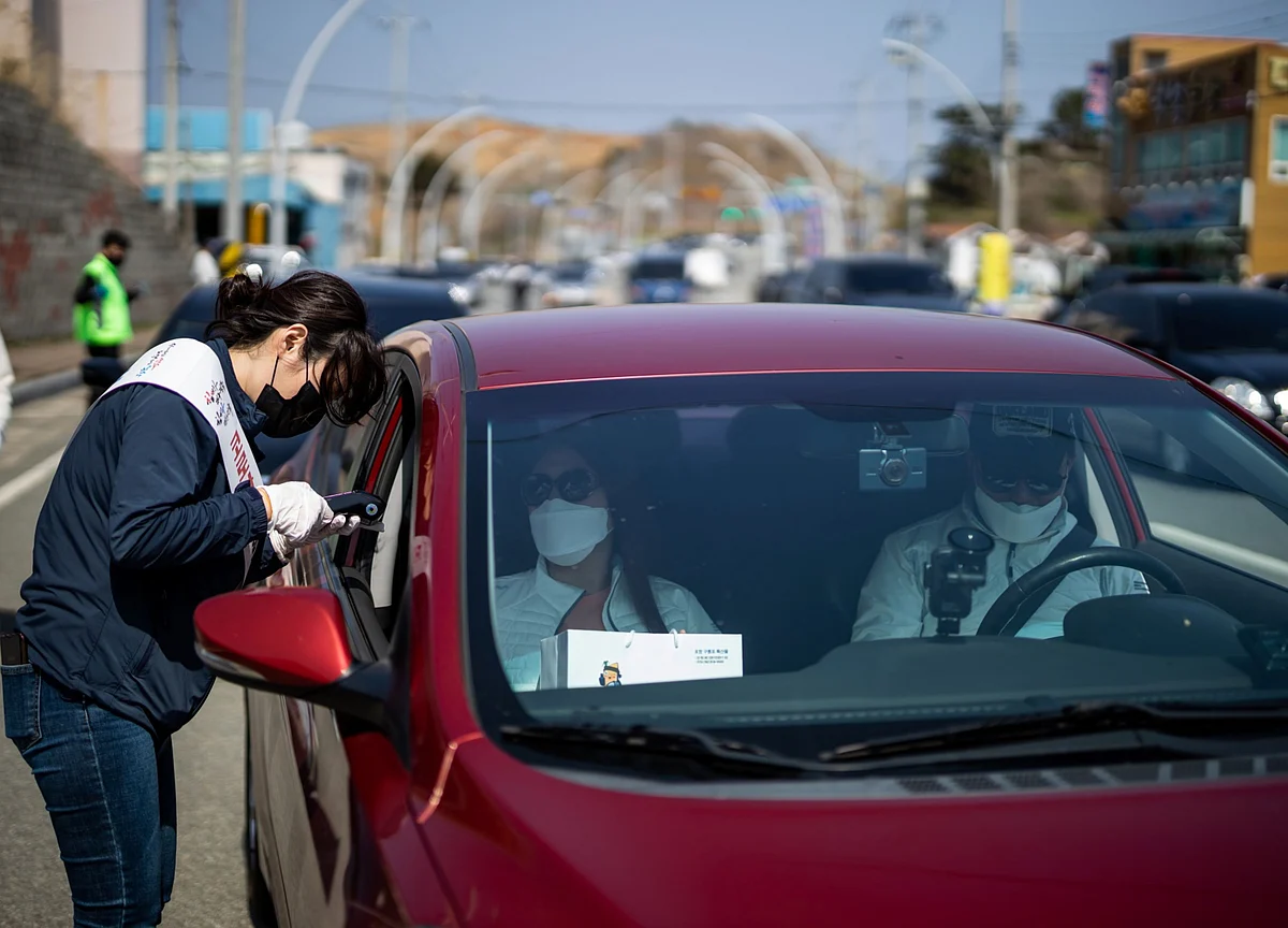 Korea’s Consumer Sentiment Retreats Amid Worst Virus Wave