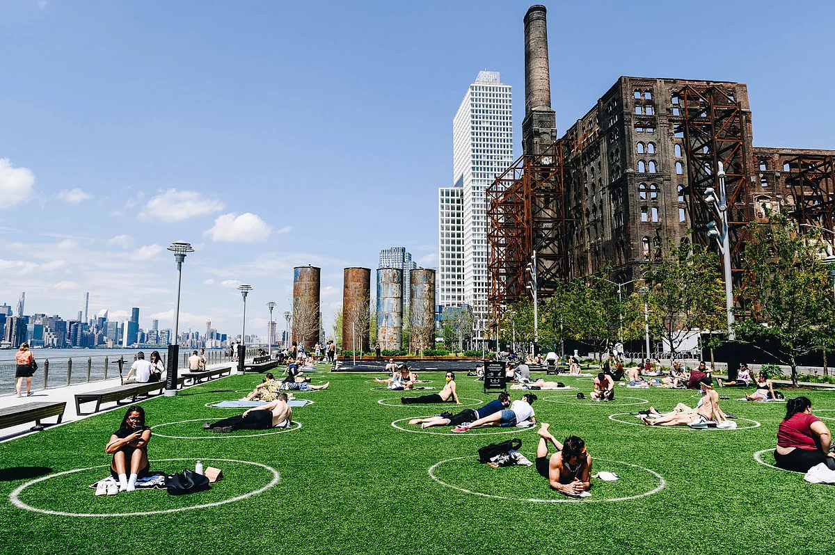 People sit in distancing circles at Domino Park in Brooklyn, New York, on May 15. Photographer: Nina Westervelt/Bloomberg 