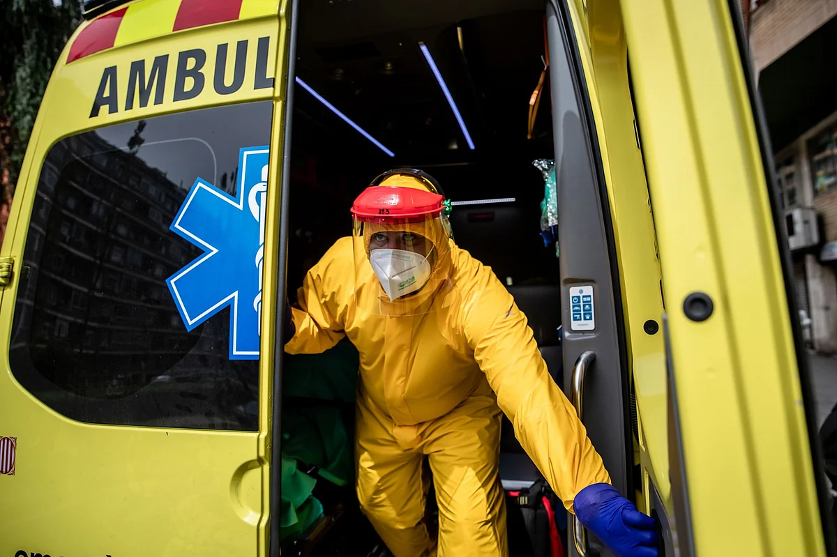 A paramedic shuts the doors of an ambulance in Barcelona on April 17. More than 47,000 people have died from the virus in Spain. Photographer: Angel Garcia/Bloomberg