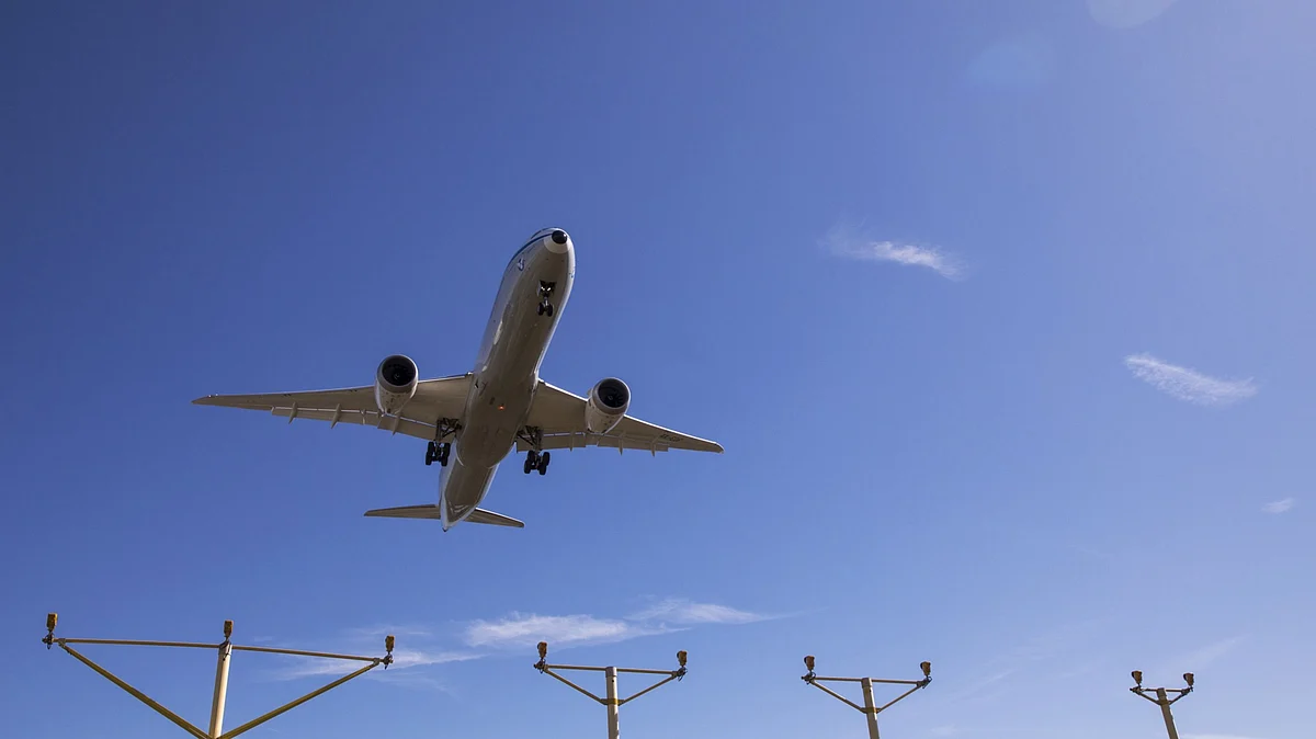 A passenger aircraft comes into land at airport in London. (Photographer Chris Ratcliffe/Bloomberg)