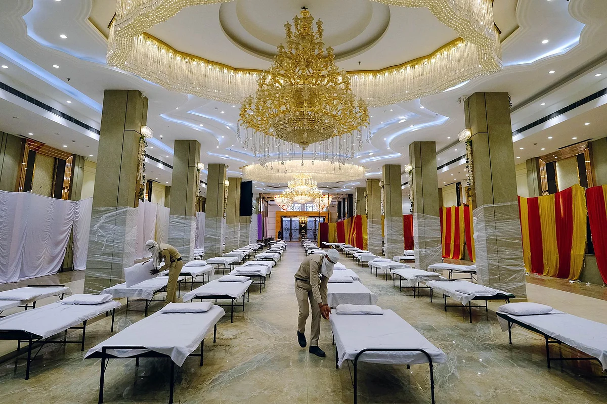 Civil defense workers prepare a makeshift ward at a quarantine center in New Delhi’s OraBella Banquet Hall on June 16. Photographer. T. Narayan/Bloomberg 
