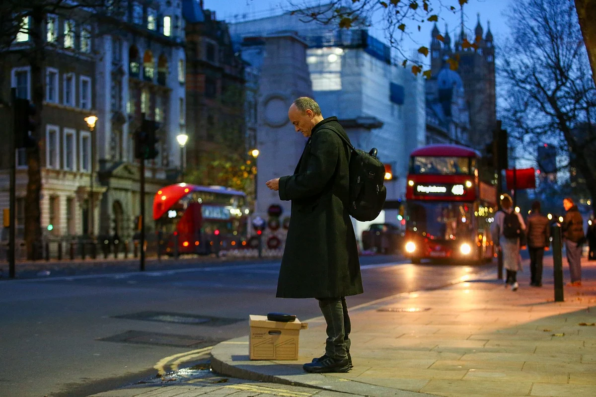 Dominic Cummings quit on Nov. 13 as special adviser to U.K. Prime Minister Boris Johnson. After departing, he waits on a London street corner with his possessions in a box. Photographer: Hollie Adams/Bloomberg 