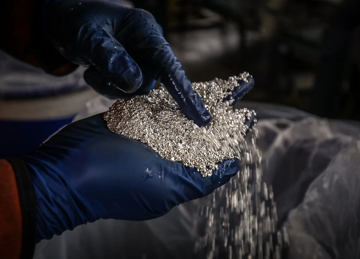 In Silver, Redditors Find a Fit for Raging Against Establishment