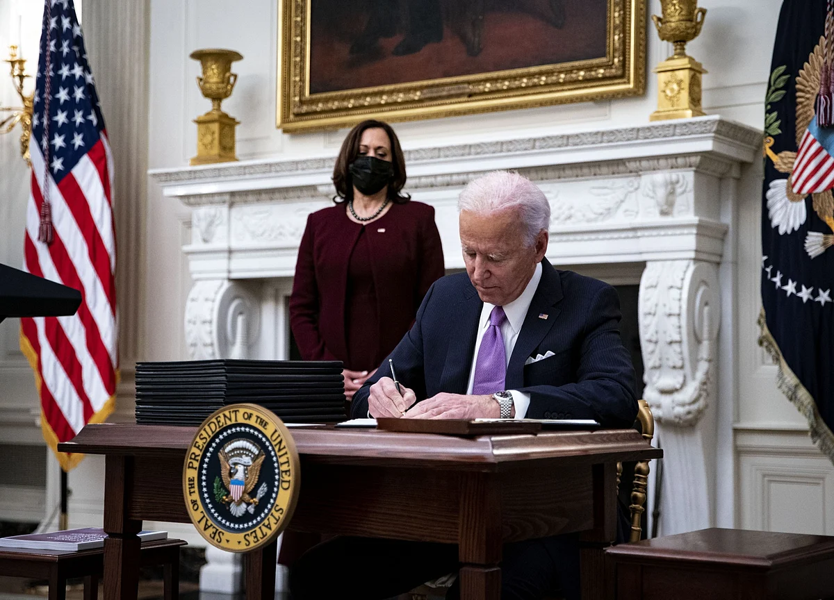 Biden Unveils Virus Plan But Says 100,000 May Die in Next Month